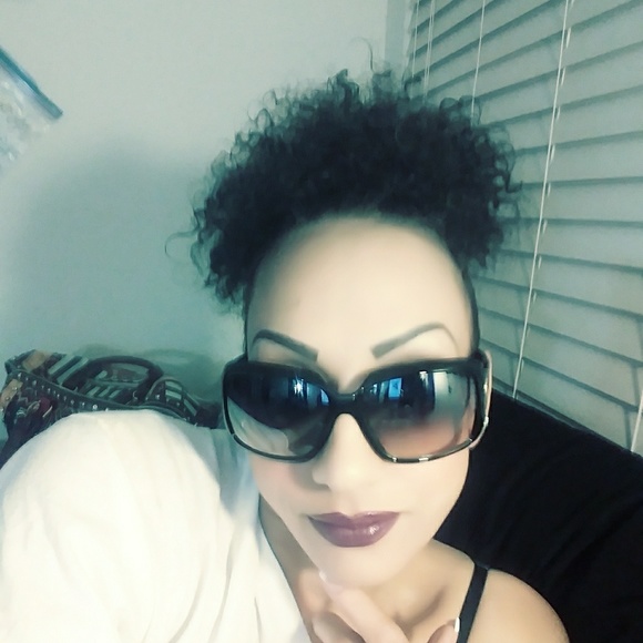 Meet your Posher, Aprill - Picture 2 of 3